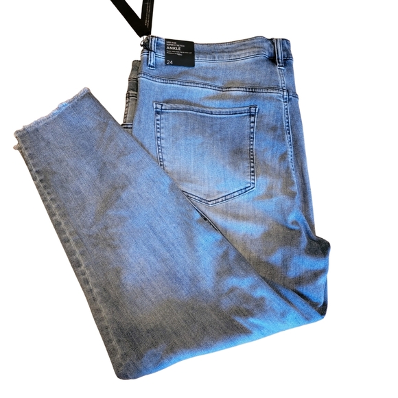 Lane Bryant Mid-Rise Super Stretch Ankle Jeans Distressed With Floral Design - Picture 7 of 15